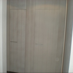 Wand met gelijkliggende deuren in wand met grondlaag wit 