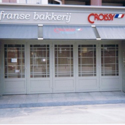 Voorgevel bakkerij met opplooibare deuren 